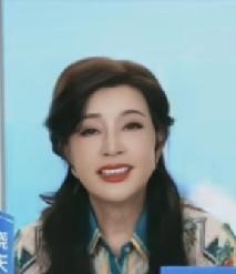 这是在直播间里看到的刘晓庆，你看她像是70岁的人吗？如果不认识她，说她只有的岁都