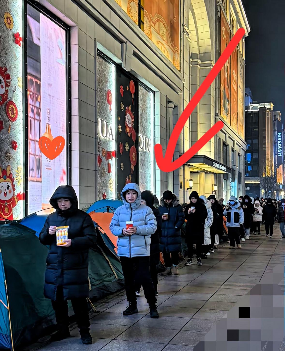 🔥上海南京东路疯了！-1℃寒夜，数百人搭帐篷、裹棉被、全身贴满暖宝宝，提前18
