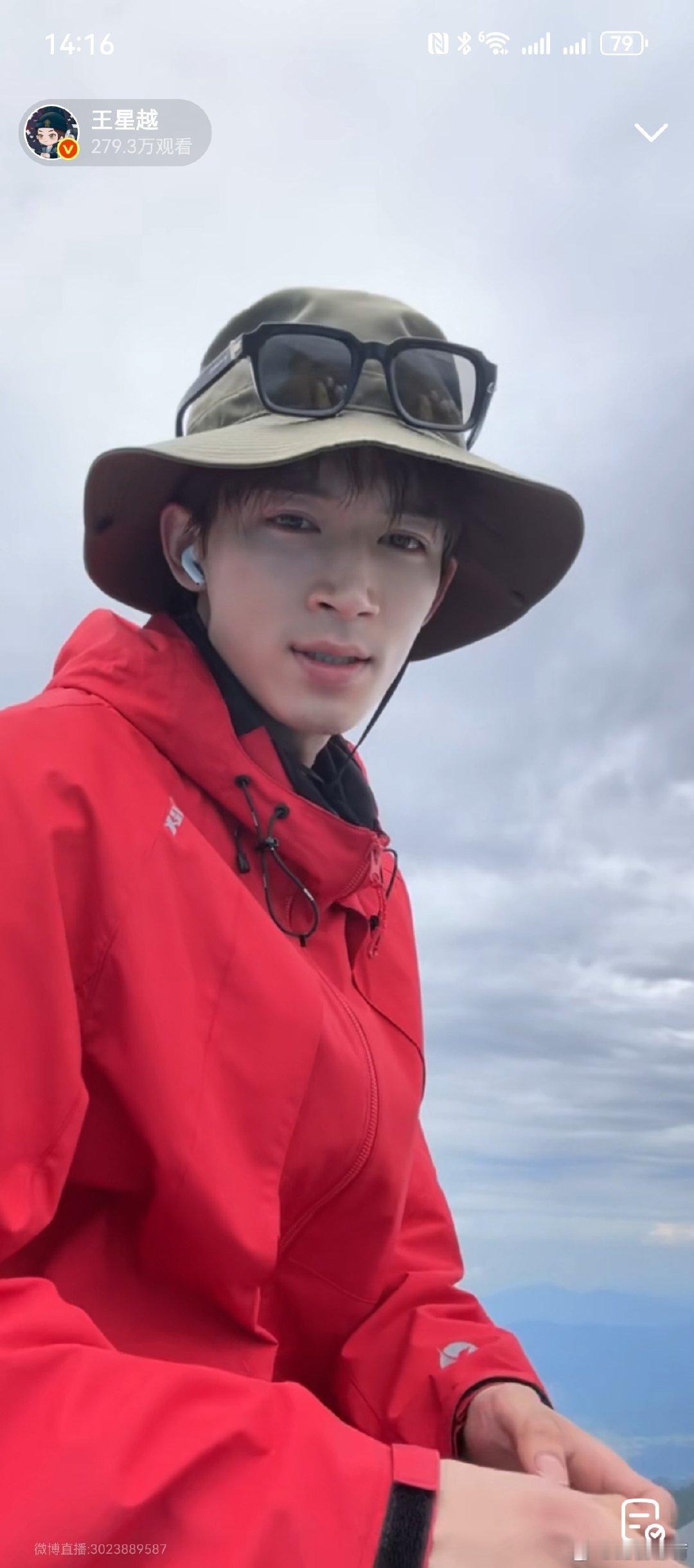 原来王星越哭是因为这！直播是为了兑现粉丝的直播承诺，他花几小时爬上武功山顶，直播