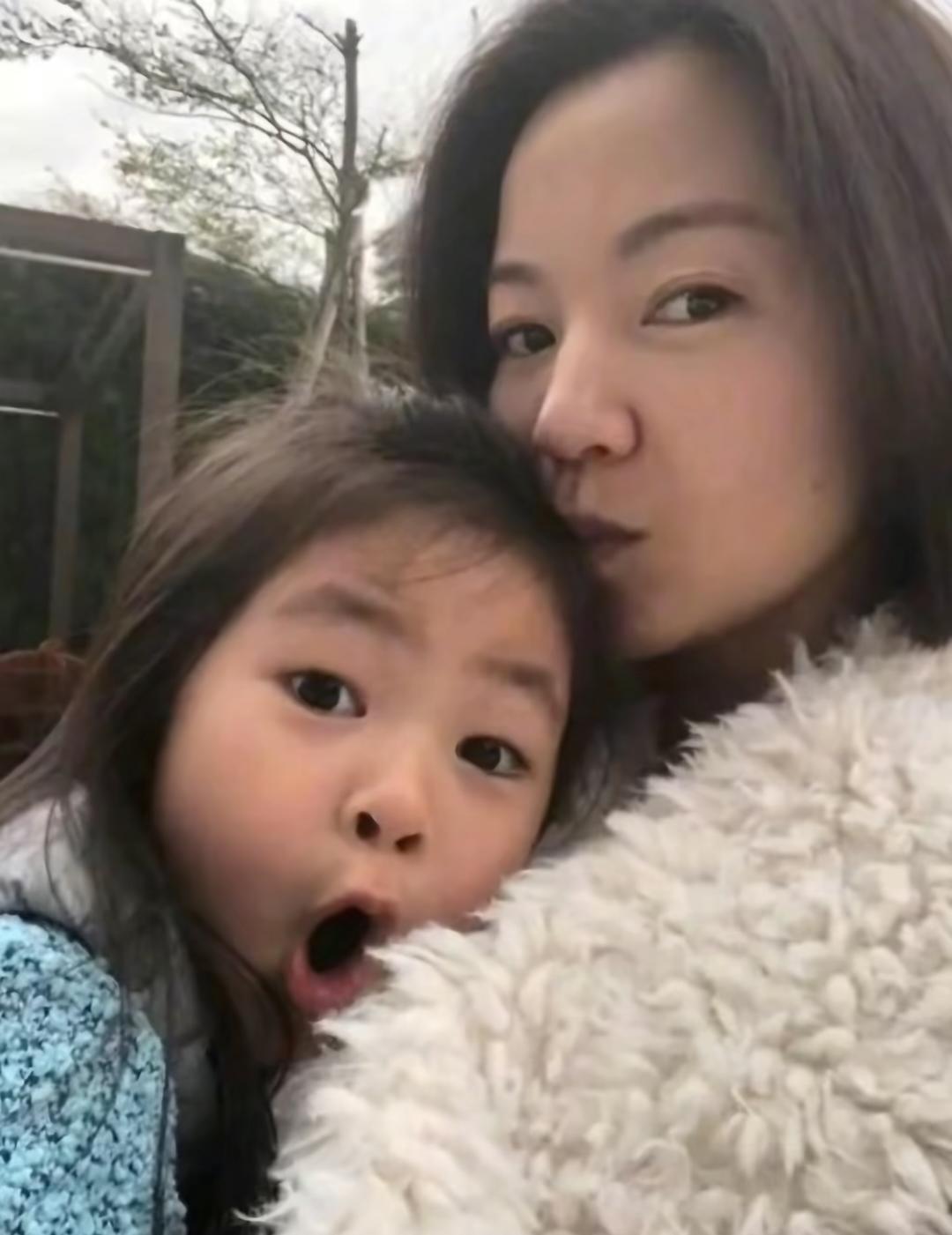 曾经坚定奉行不婚主义的主持人阿雅，在2013年，36岁的她发现自己怀孕。她当即决