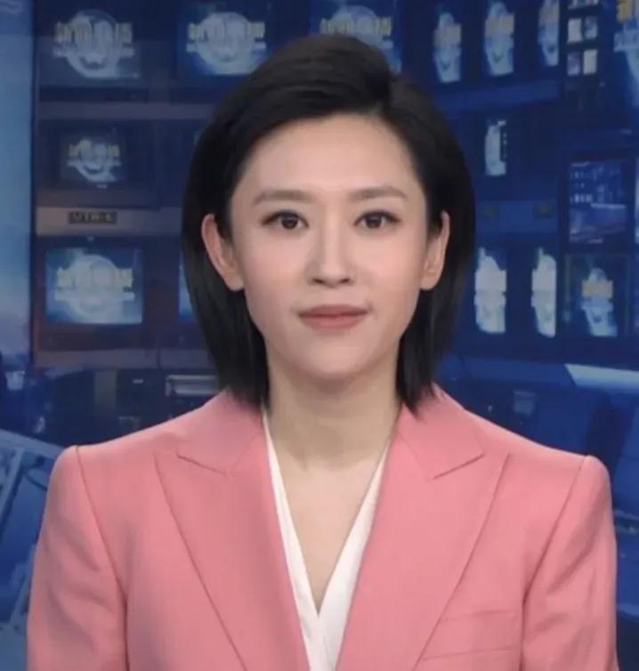 真的被新闻联播主持人王音棋惊艳到了。

她端庄大方，气质干净舒服，温婉又大气，越