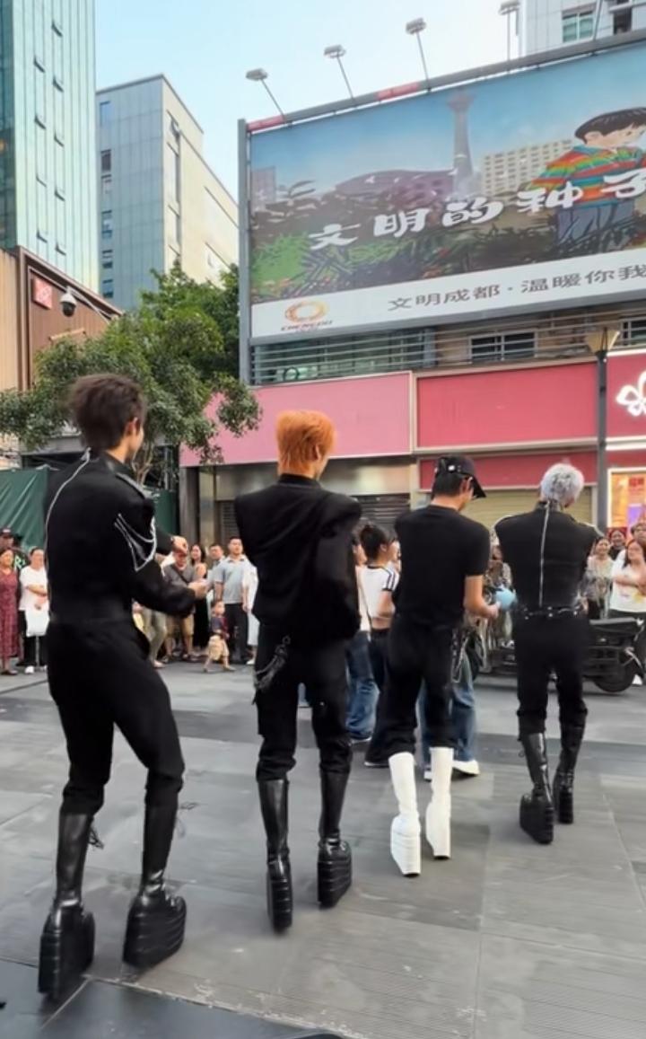 我就问这样的活动在宣扬什么？我仔细看了一下，我儿子不在里面，不然我打死他！