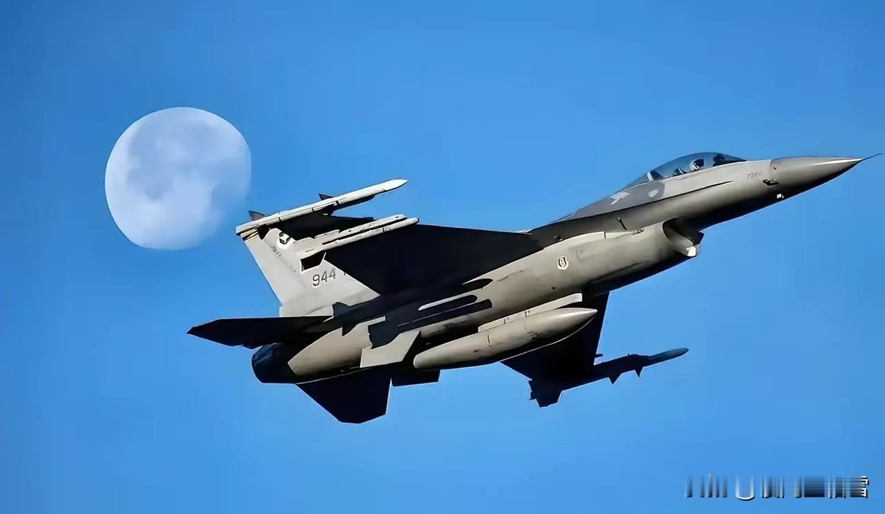 就在刚刚，

中国台湾空军司令部突然宣布，

1月22日，针对岛内F-16V战机