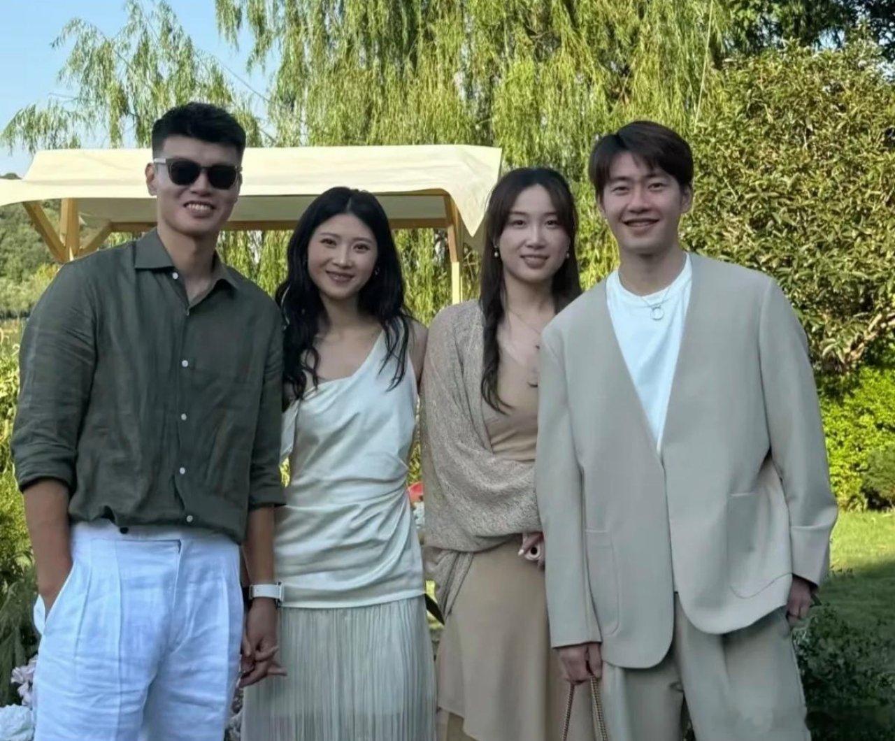 这对乒羽夫妻真的把日子过得好圆满！趁着王昶休假，俩人一起去参加郑思维的婚礼，现场