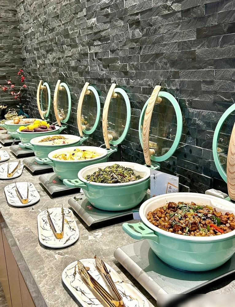 从7月份开始，家里开200块钱一天的伙食，被高一的女儿包工包料承包了。

说真的