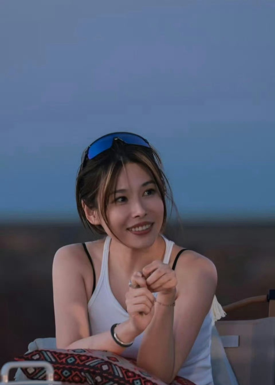 葛夕晒离婚证 一直不知道这个人是谁，也算不上明星，还有那个留几手。为啥今天热搜全