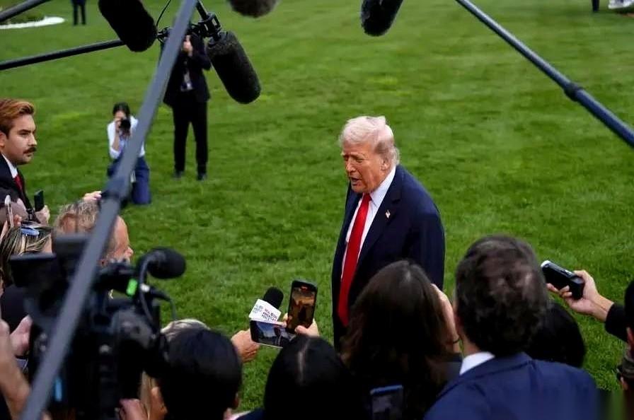 懂王往白宫发言台上一站，底下记者们的闪光灯瞬间亮成一片。
他清了清嗓子，对着所有