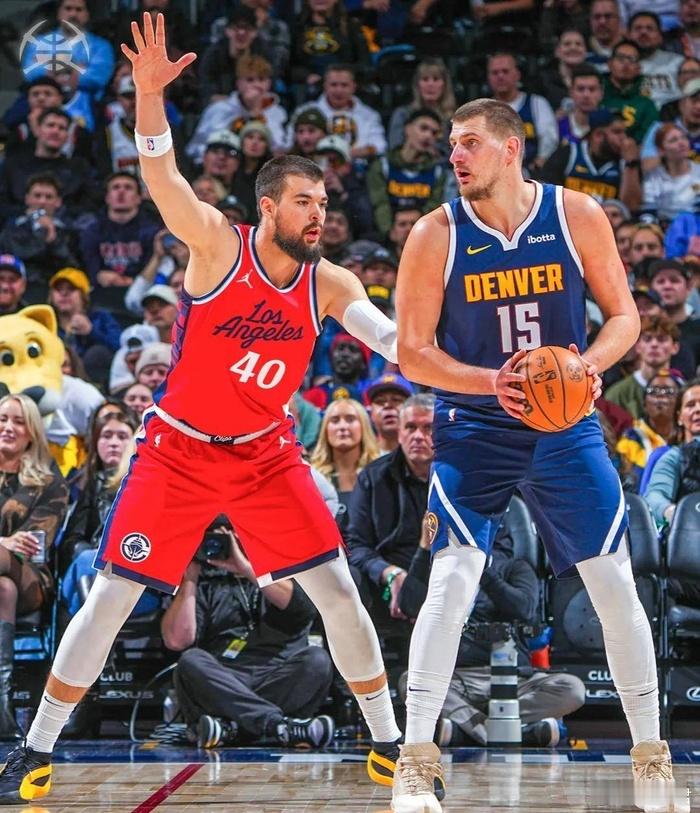 五连胜的掘金，遇到五连败的快船队，这一对上赛季首轮还杀得昏天黑地的对手，境遇天差