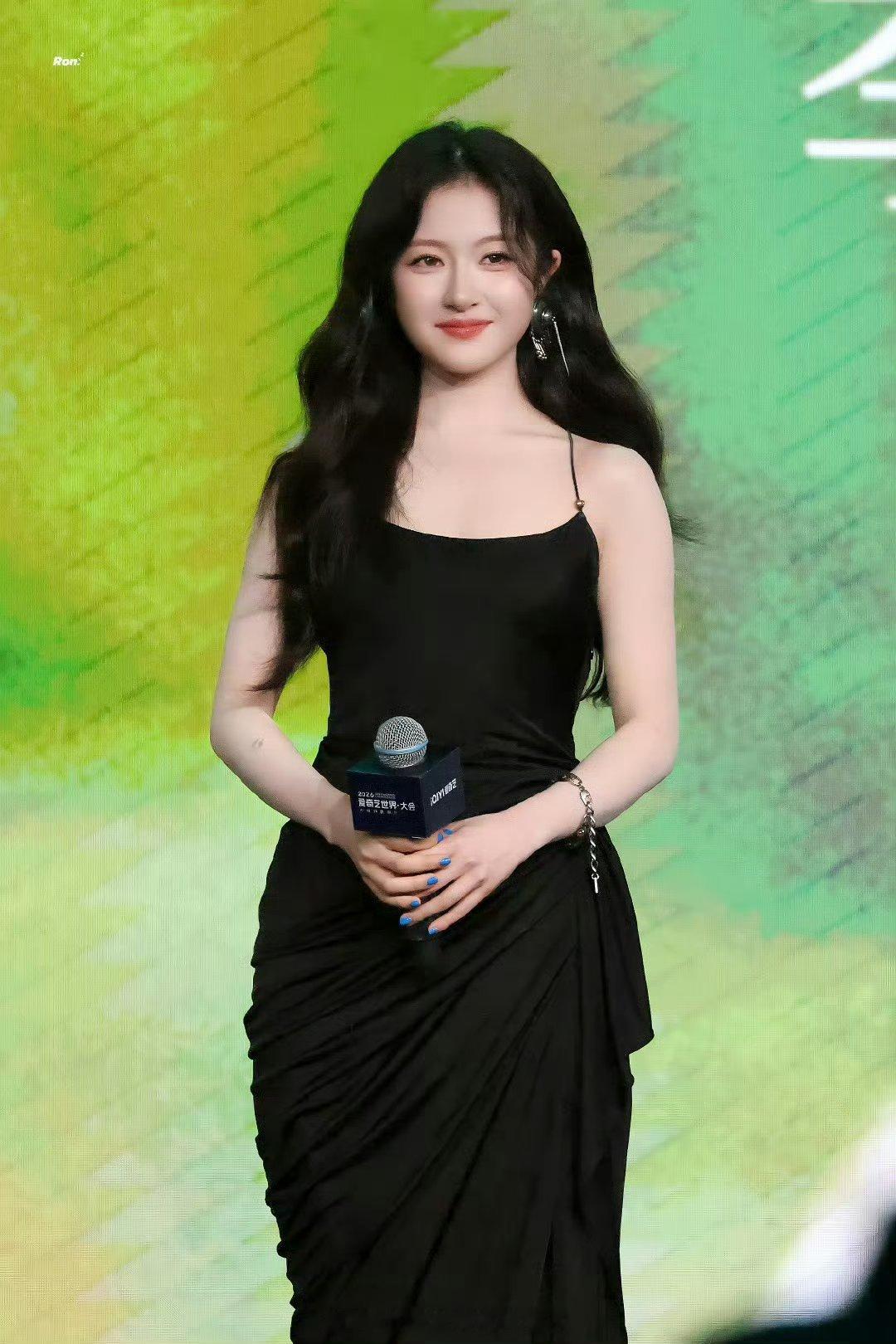 李兰迪吊带黑裙好漂亮啊，真的让人惊艳的美。 