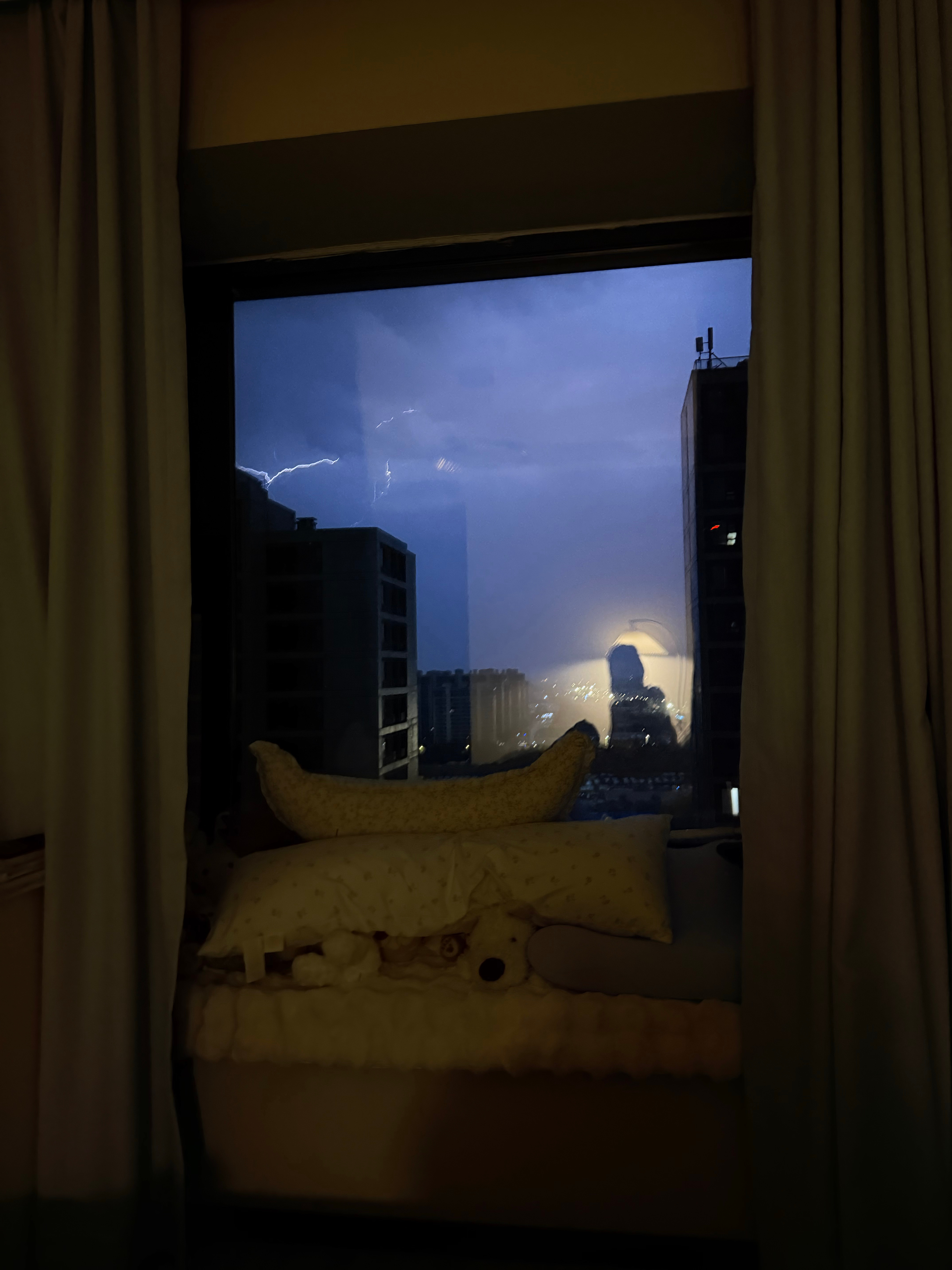 刚睡醒看到电闪雷鸣的石家庄 以为自己要穿越了 