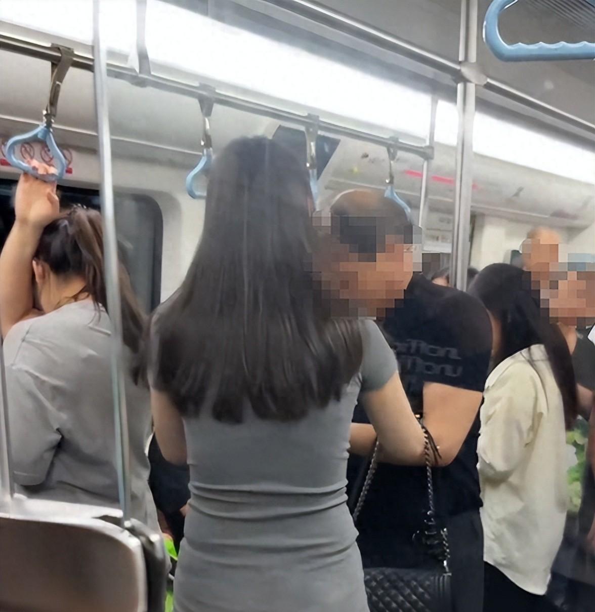 5月25日西安地铁上，一位妙龄女子穿着包臀裙，身材火辣性感，大爷忍不住多看了一眼