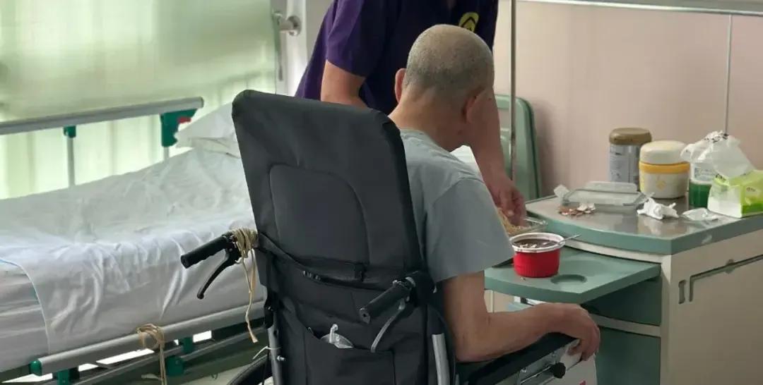 照顾再婚老伴九年，遗嘱却全给亲儿？我不干了
在医院的病房中，老李的遗嘱如同一把锋