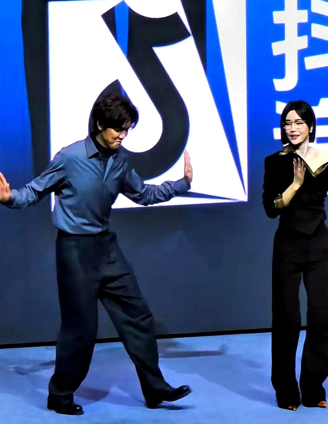 笑不活了家人们！钟汉良和秦岚跳舞居然被眼尖网友看出——裤腿里藏着秋裤？！

现在