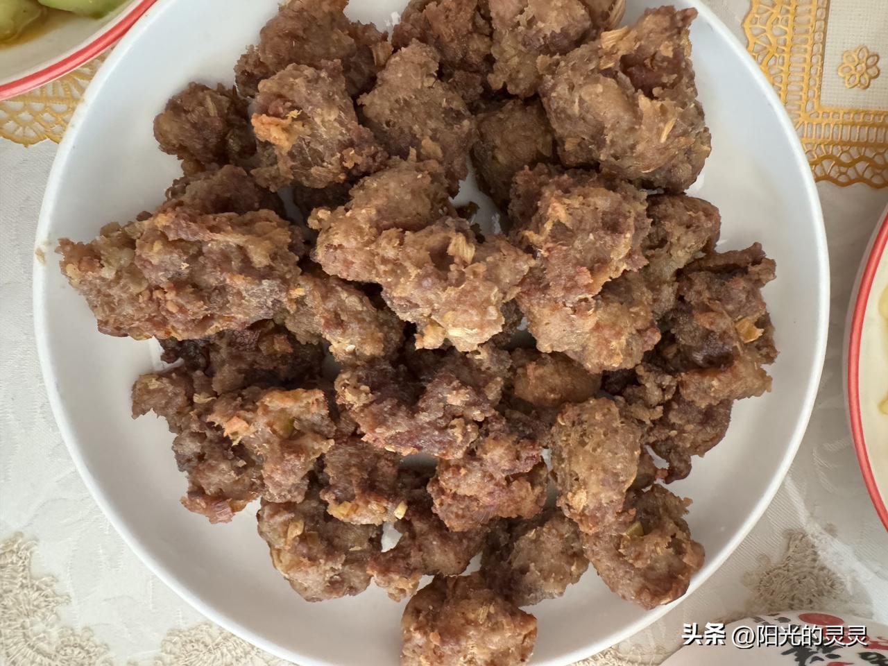 今天的牛肉丸子炸的不错。
本来打算吃牛肉里脊。可是还是没有来得及，就吃了牛肉丸子