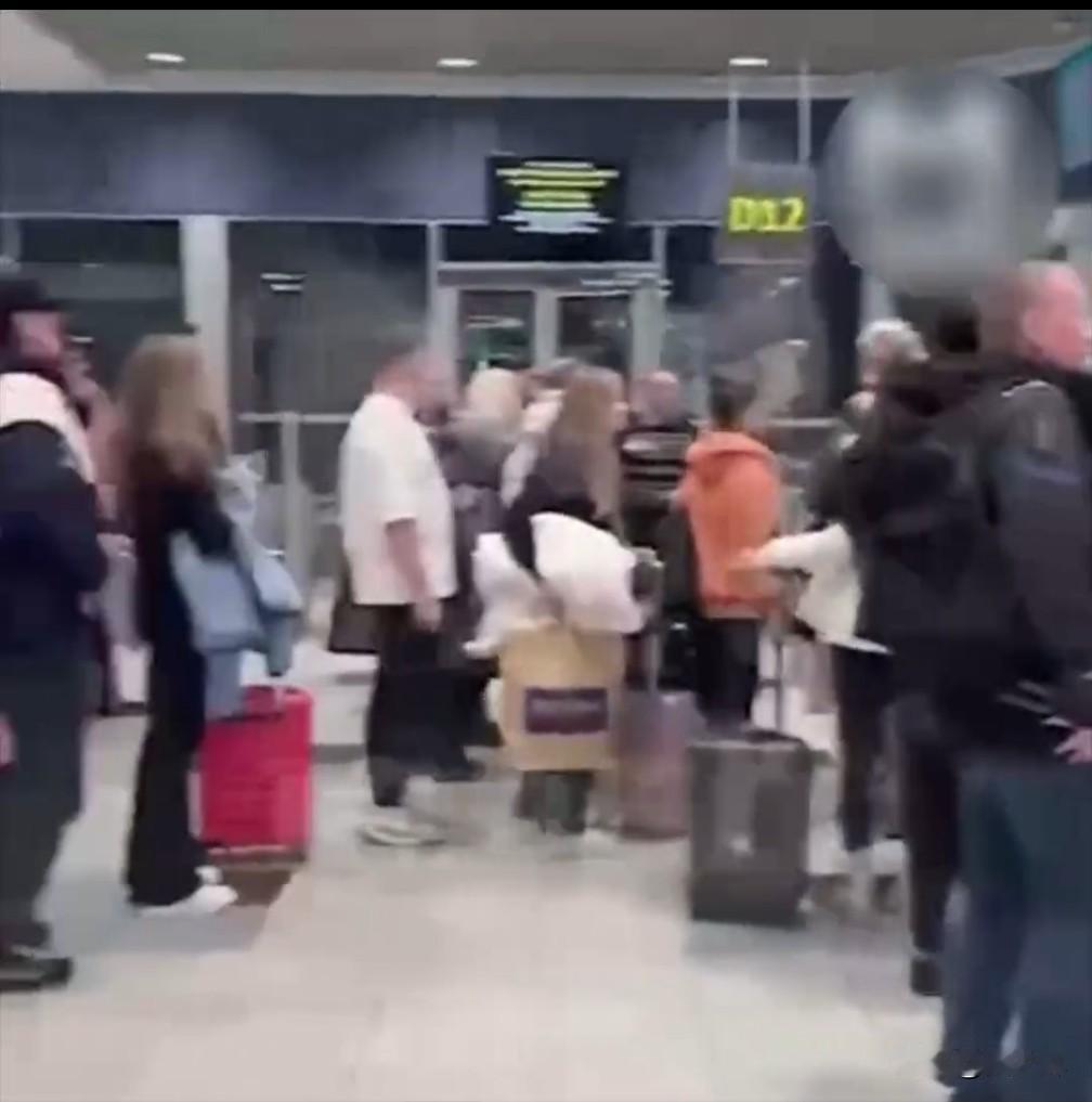 无人机袭击致莫斯科机场陷入瘫痪：约200架次航班延误
 
1月4日，受乌克兰无人