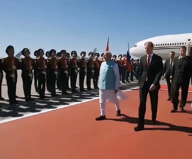 俄乌这三年多，他们到底谁帮了谁，从接机就已经看出来了。
2024年莫总访问俄罗斯