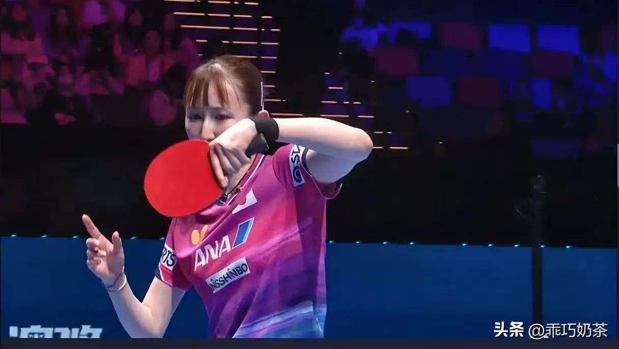 早田希娜郁闷了，
她做梦也没想到，
自己竟会败在名不见经传的小将手中。

这位世