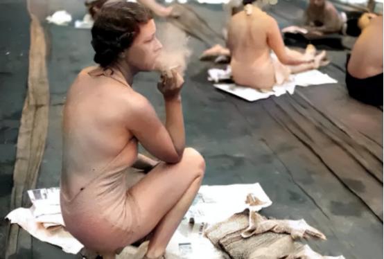 1908年，美国纽约的街头，女人正优雅地吸着香烟，烟雾缭绕之间，享受着片刻的自由