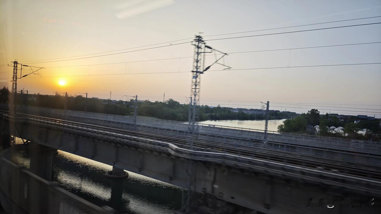 天净沙·穷游
绿皮高铁大巴，乡村城市大厦，登山看海观花，夕阳西下，旅途人在苦哈。
