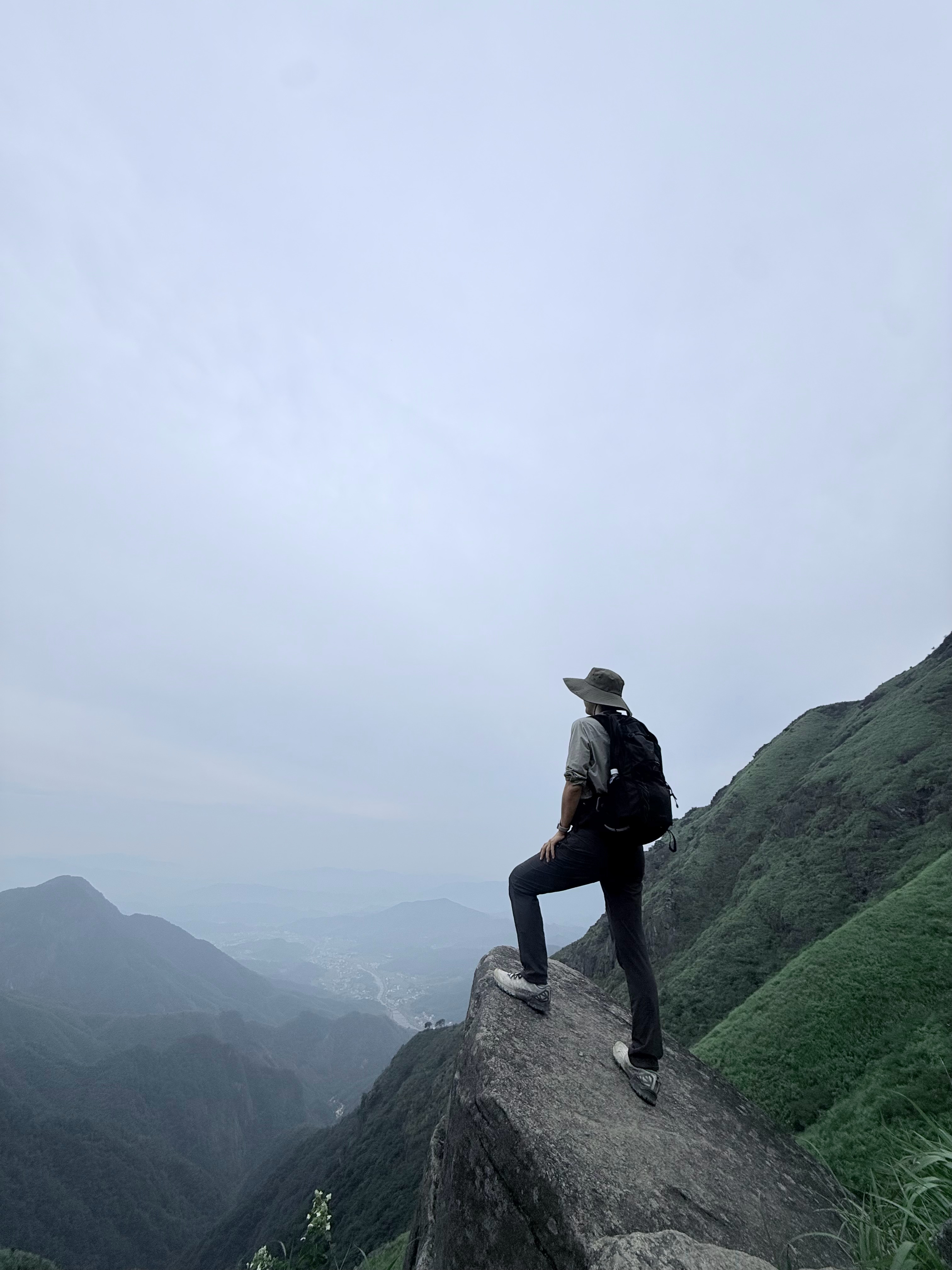 小陈：你把我拍的像视察工地，我把你拍的像视察阵地我：有没有可能跟人有关他：是有点