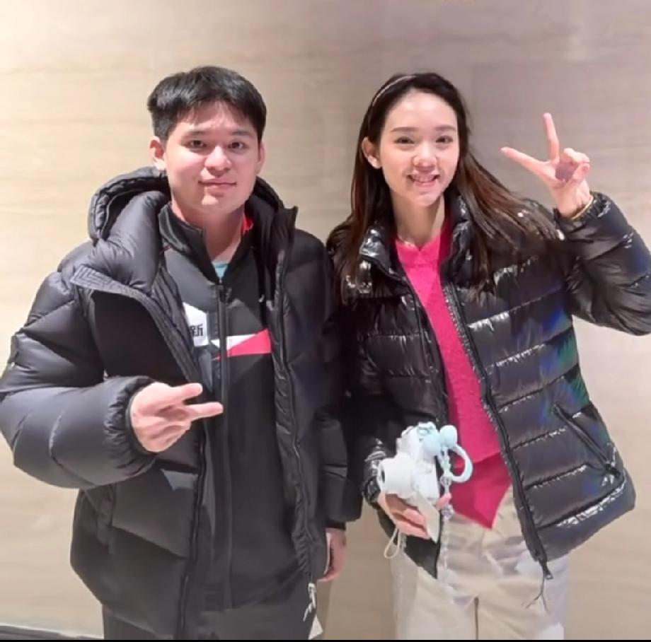 林诗栋这比耶姿势也太憨了吧！
 
刷到林诗栋和薛飞女友的合照，直接被小石头的比耶