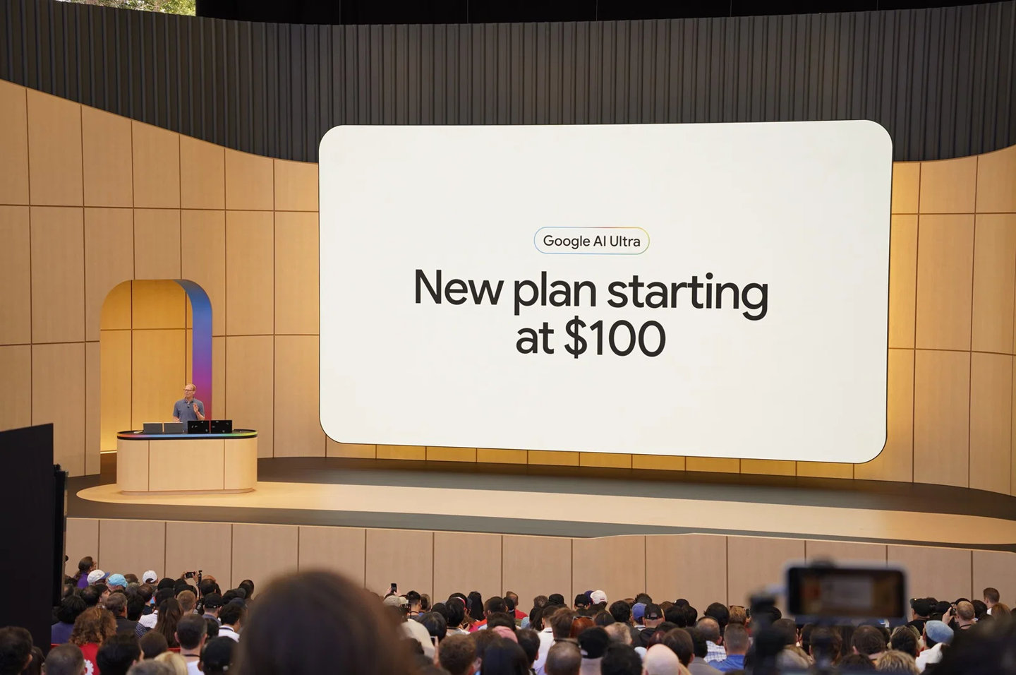 谷歌 CEO 桑达尔 · 皮查伊（Sundar Pichai）宣布推出 100 