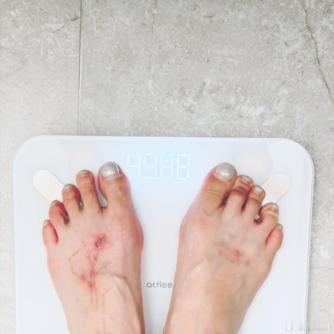 泫雅公开最新体重泫雅ins公开自己最新体重，不管多少斤，都会很喜欢她的。泫雅瘦到