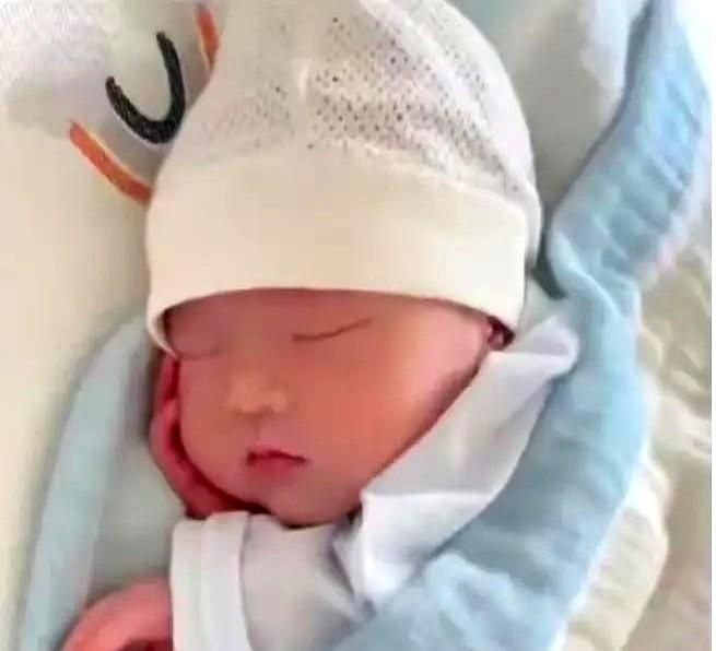 北京市一名女子在怀孕期间狂补身体，每天都喝3碗燕窝，将近花了6万多。
她把医生劝