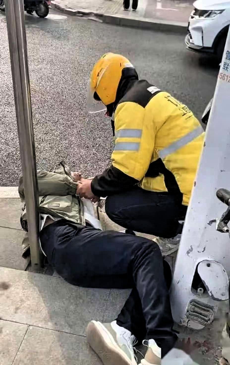 上海骑手40秒救窒息男童，3单超时被罚2000元！全网怒讨公道，结局大快人心！