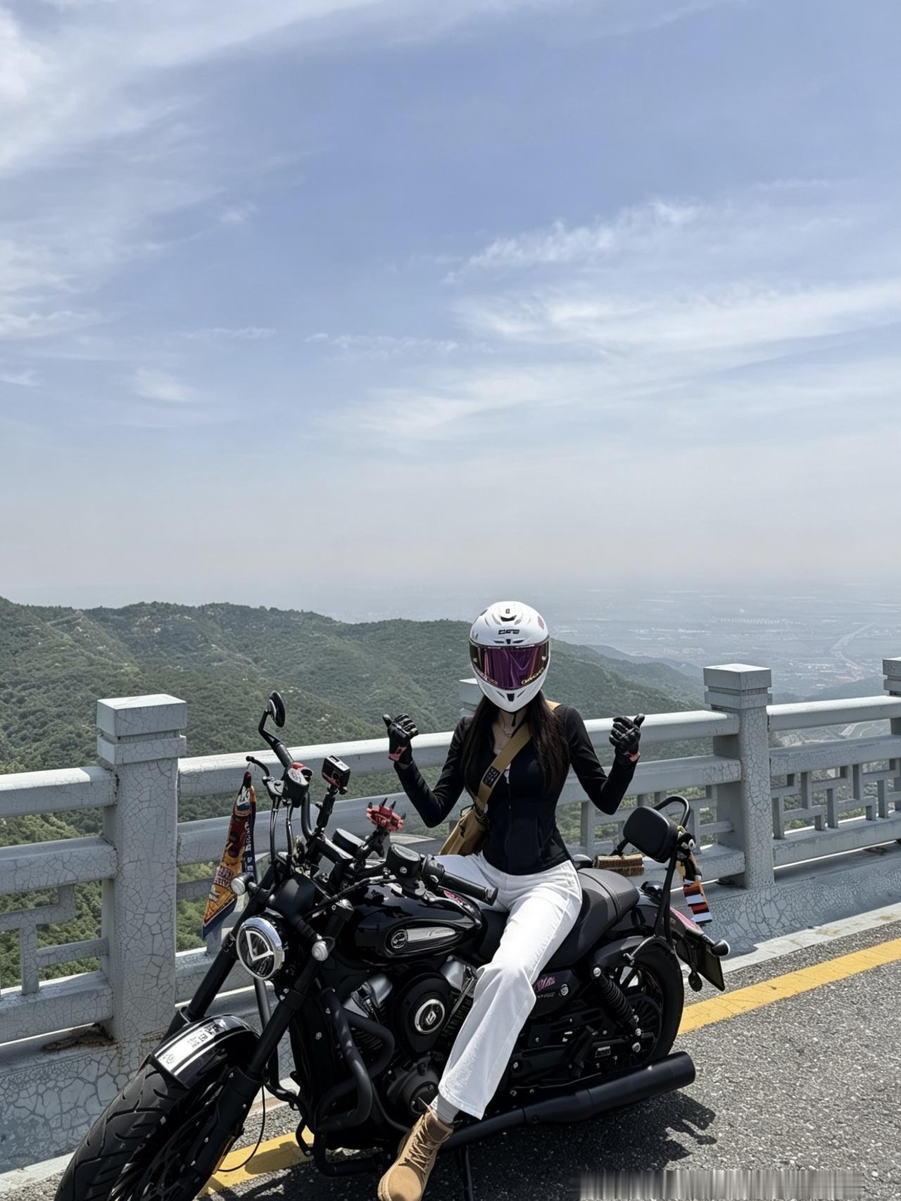 不做副驾乘客，自己手握车把，油门一响，奔赴山野。
晋A牌照，自动挡金吉拉跑山路太