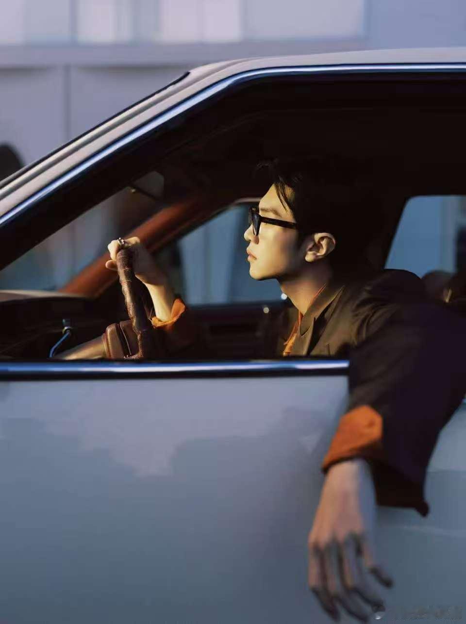 陈哲远是薄底皮鞋有救了 看到陈哲远穿薄底皮鞋的样子，突然理解了什么叫做“鞋品即人