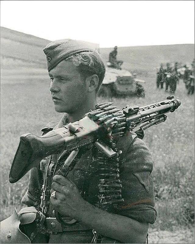 大家能甄别出视频中德军通用机枪组是MG34还是MG42不？不妨留言说说！
温馨提