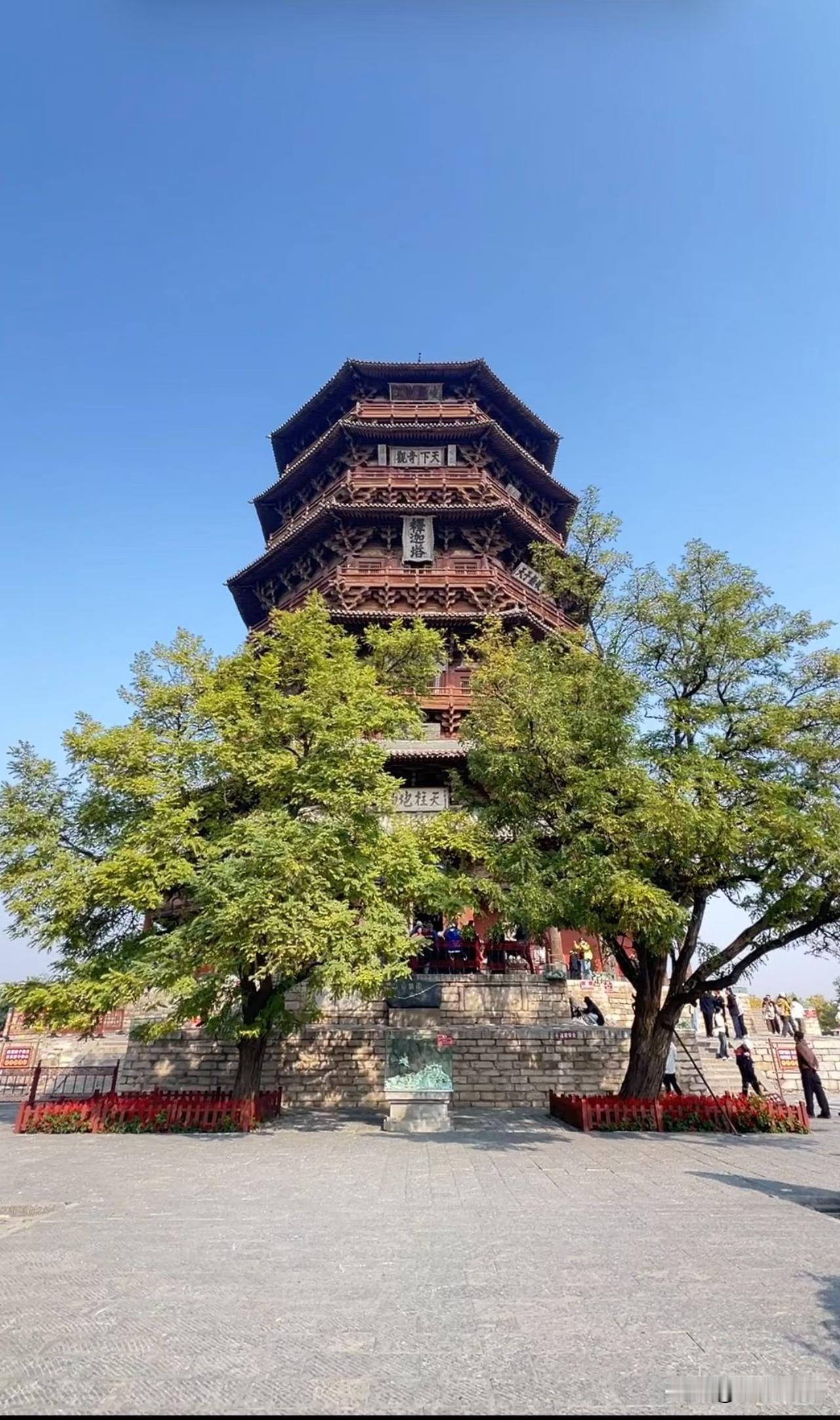 王叉叉偷偷告诉我，说王花花之前谈了一个男的，还没退休的一个体制内的副职，天天把头