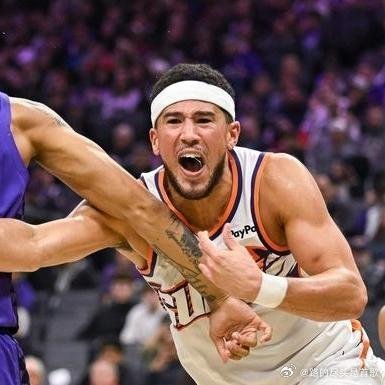 《威少高效三分白投！填不平25分深坑！国王没防守彻底烂透》在那座看似喧嚣的黄金一