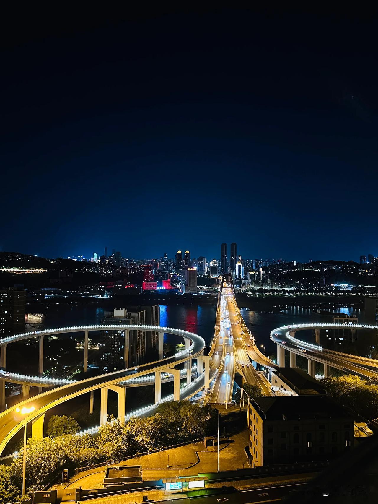 【重庆空中观景台，270度环形赏景，免费】山城夜景，是一张靓丽的城市名片。

赏