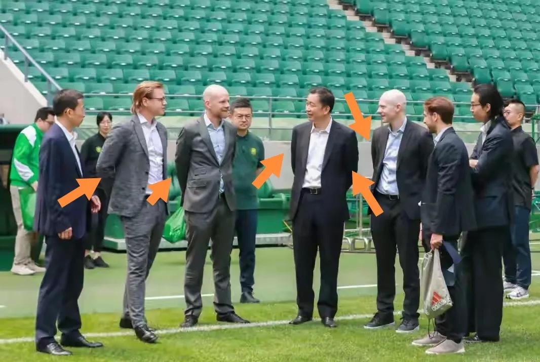 国际足联秘书长马蒂亚斯·格拉夫斯特伦来京调研，双方领导后被双手聊天。