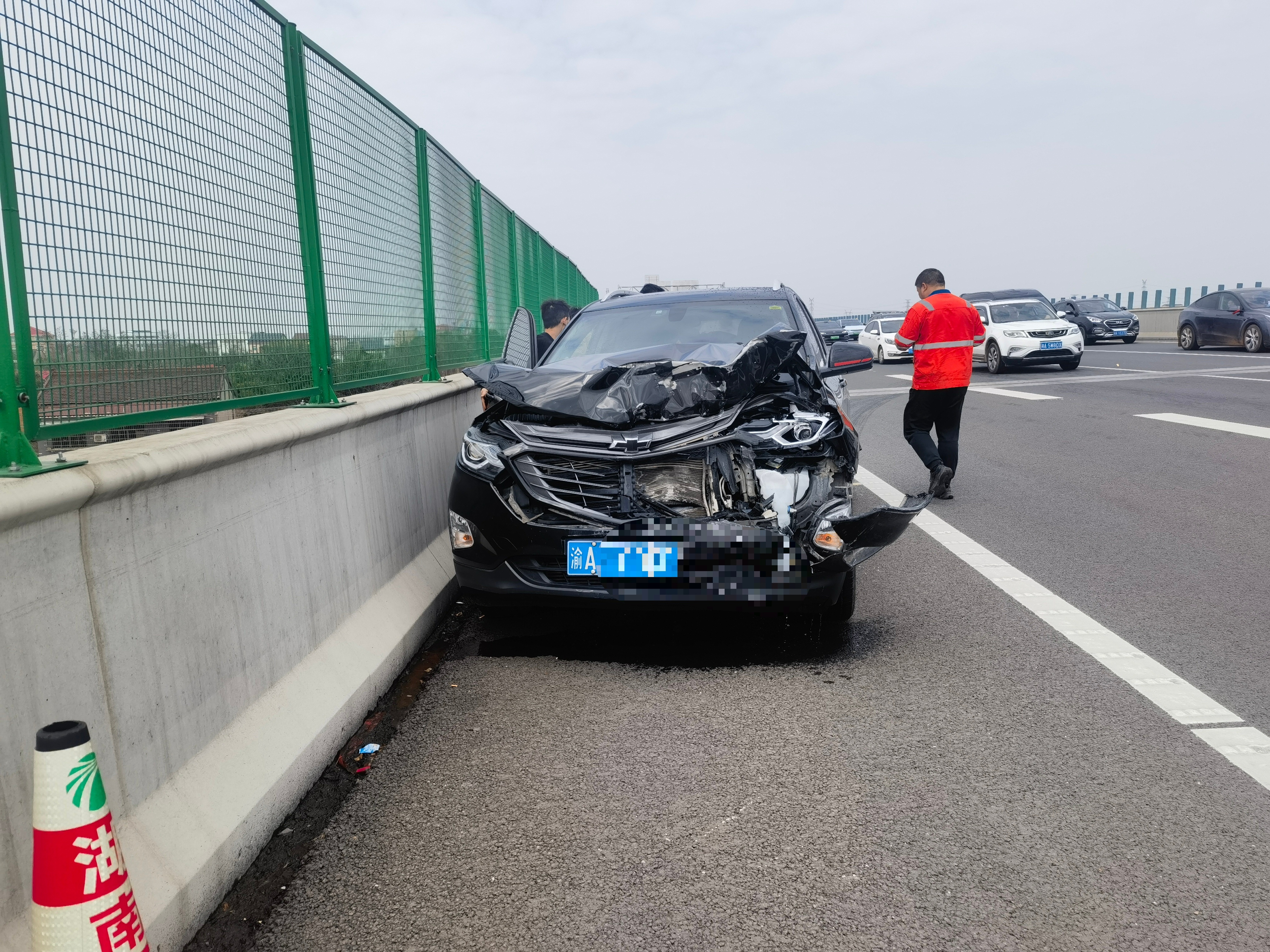 群友发的，智界R7真硬啊，被雪佛兰追尾，雪佛兰爆炸气囊漏油漏水全损了。他的R7看