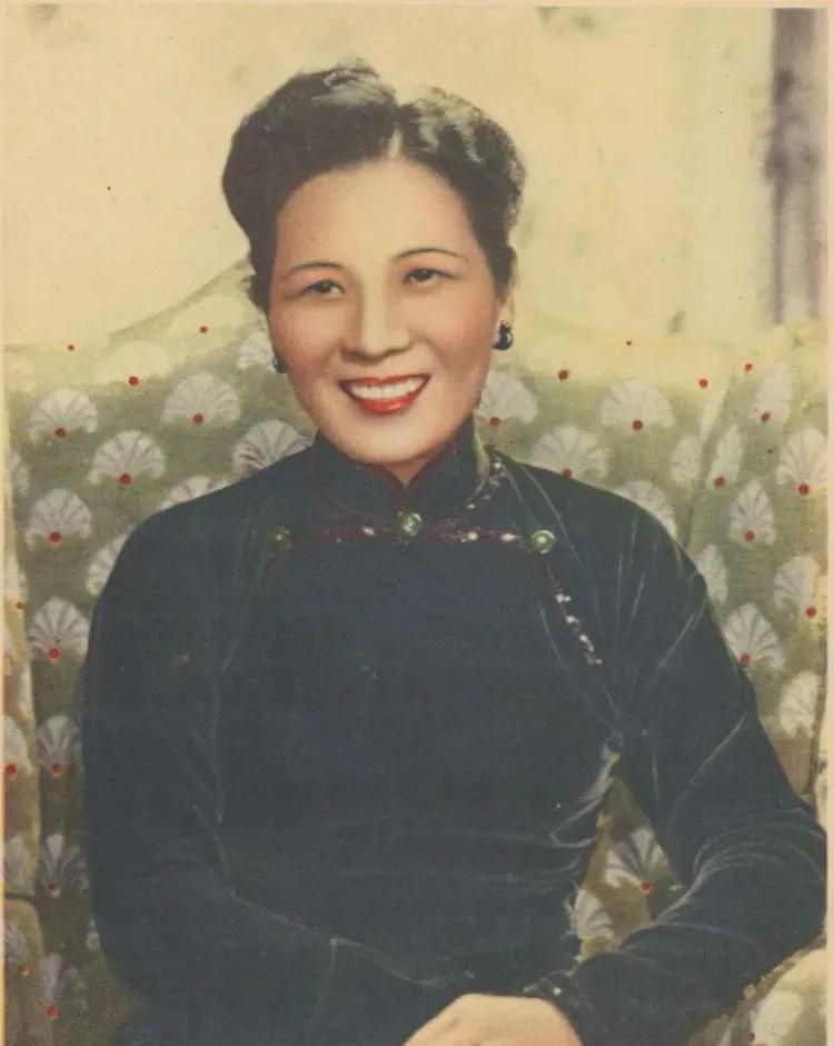 1933年，宋美龄发了疯，把蒋介石床底下的坛子都砸碎了，一边砸，还一边破口大骂：