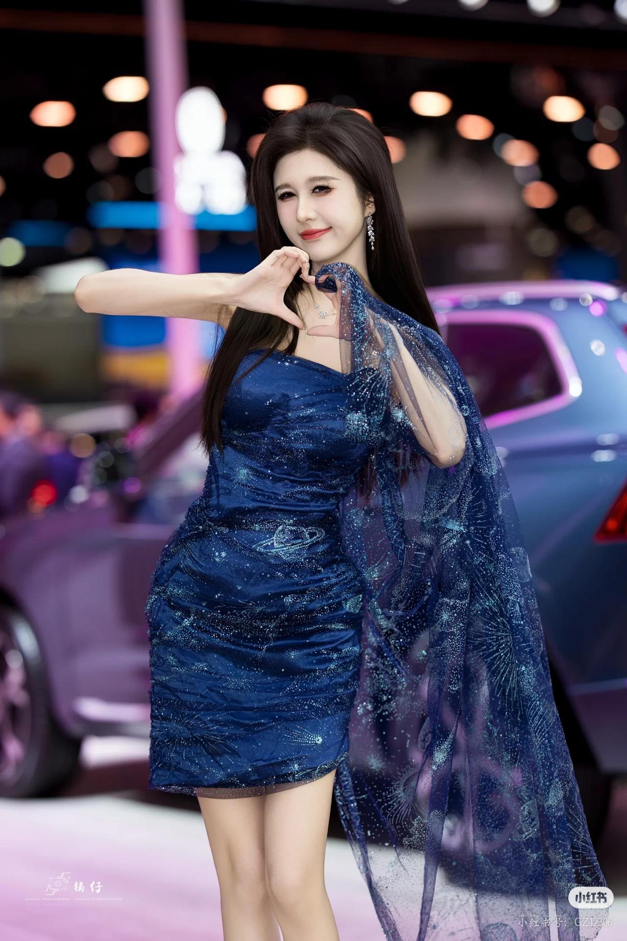 春日生活打卡季美女车模穿搭写真