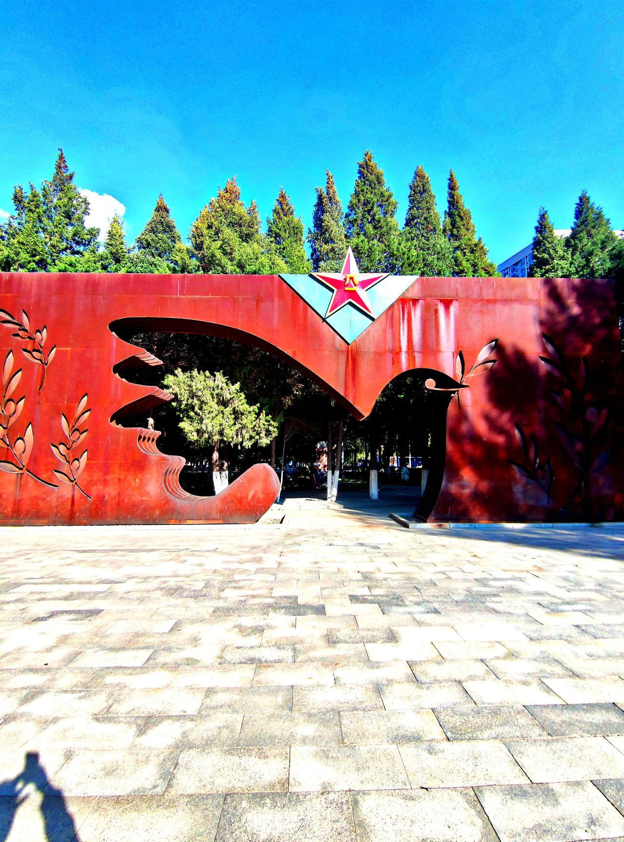 八一公园景色一观。沈阳八一公园是一处国防主题教育公园，图为公园内的″和平门″、军