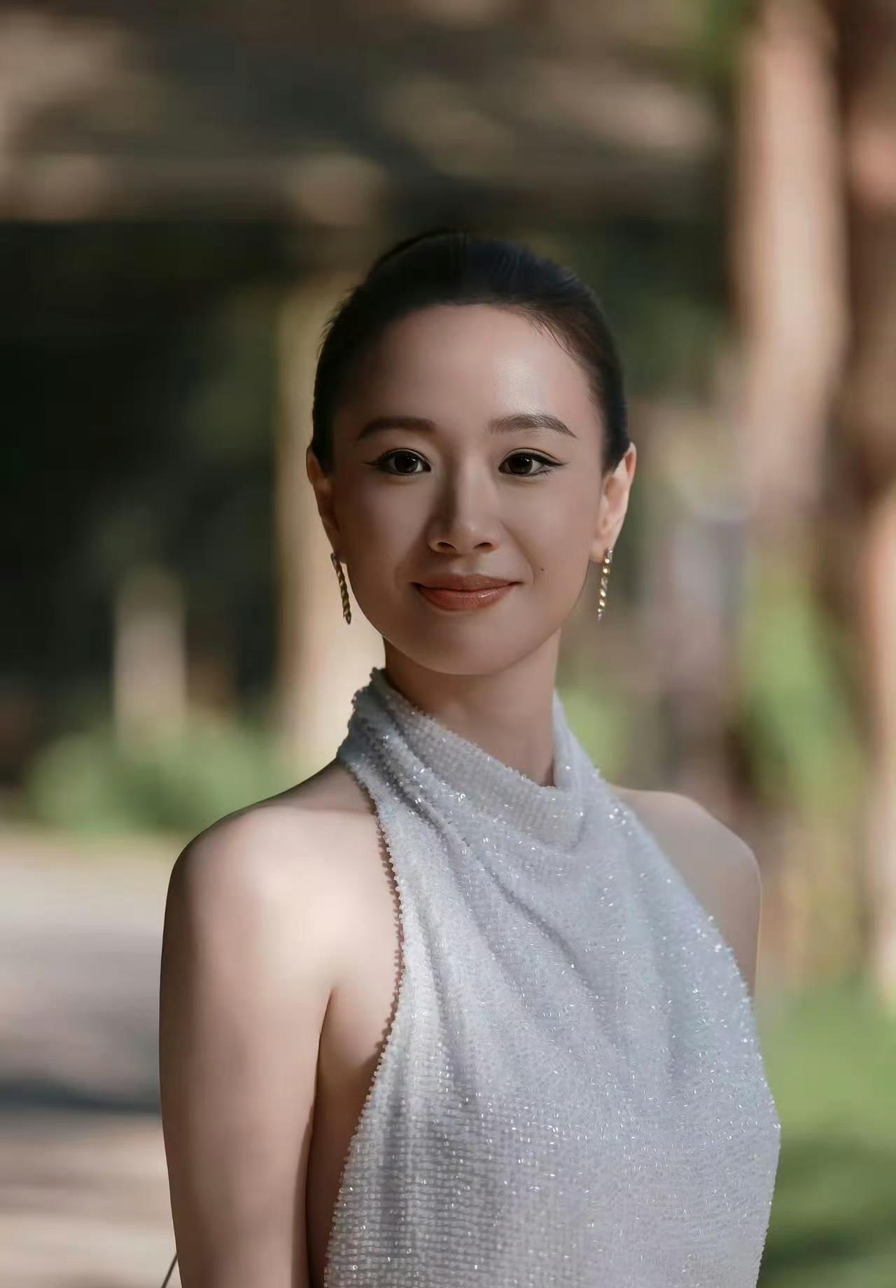 李梦以前那穿搭，说句难听的，每次出来都像跟衣柜有仇。花里胡哨叠一块儿，网友看了直
