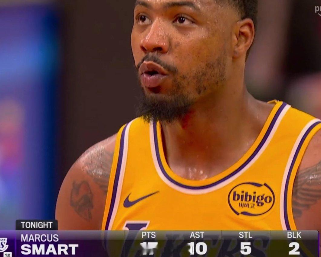 看火箭打球真是一种痛苦，心疼火箭球迷，湖人引进斯玛特真是一笔最重要的引援，季后赛