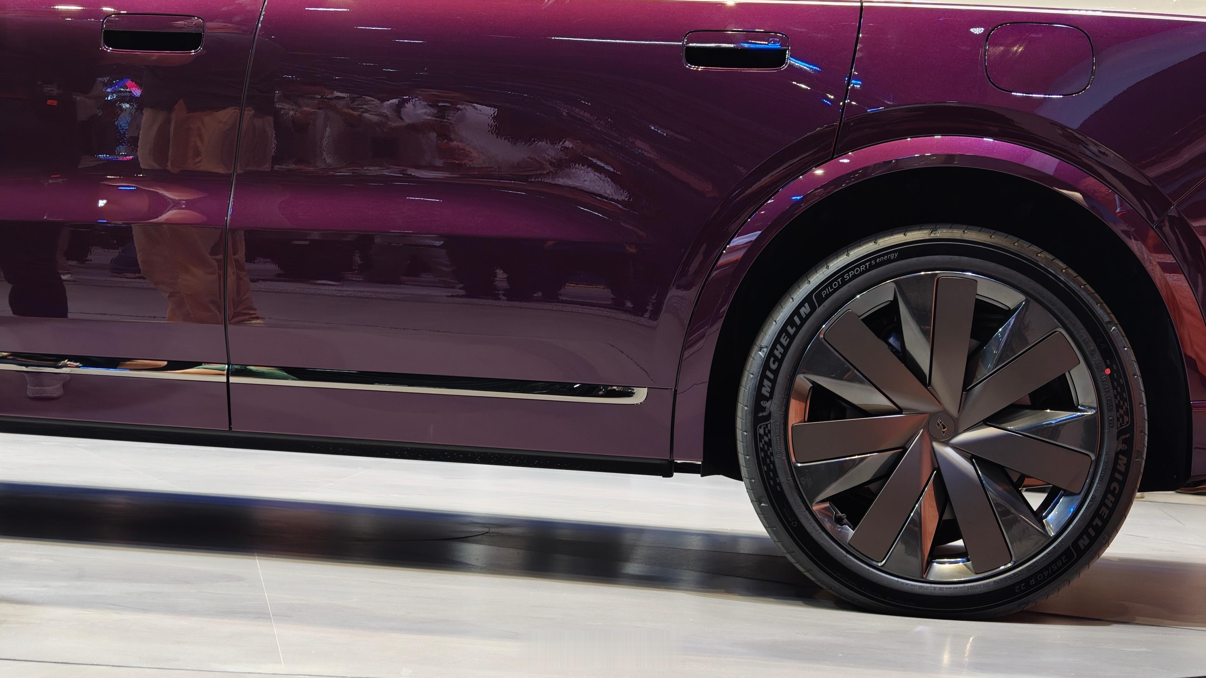 新L9的电动踏板也升级了，变成了隐藏式了，不破坏外观的整体感，讲究理想汽车全新一