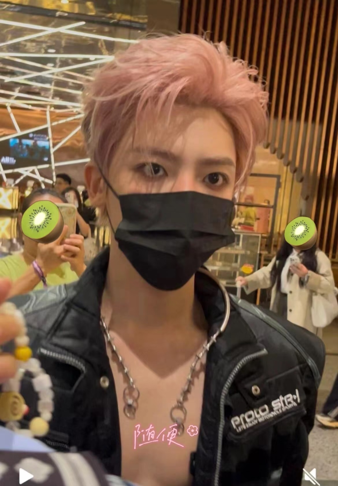 侯明昊 男菩萨侯明昊这哥简直是内娱行走的“男菩萨”吧！金属银色颈链绕在颈间，质感