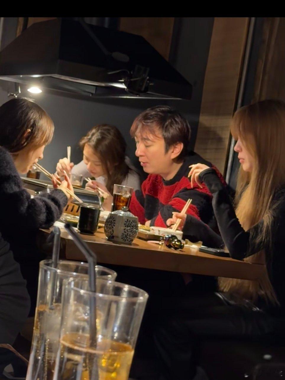 网友偶遇王思聪带美女吃烤肉，貌似没有女朋友懒懒