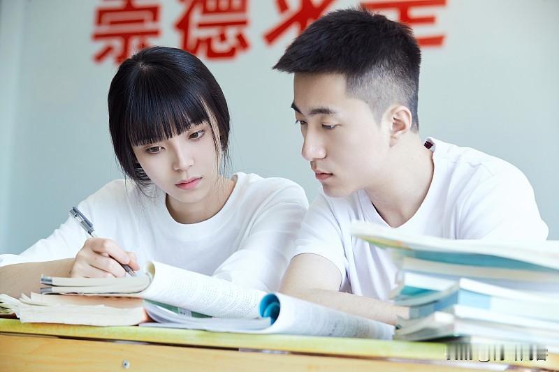 七律·赠同窗
前缘注定此相交，何诉幽情轻易抛？
同是当年诗里客，难为此刻砚中蛟。