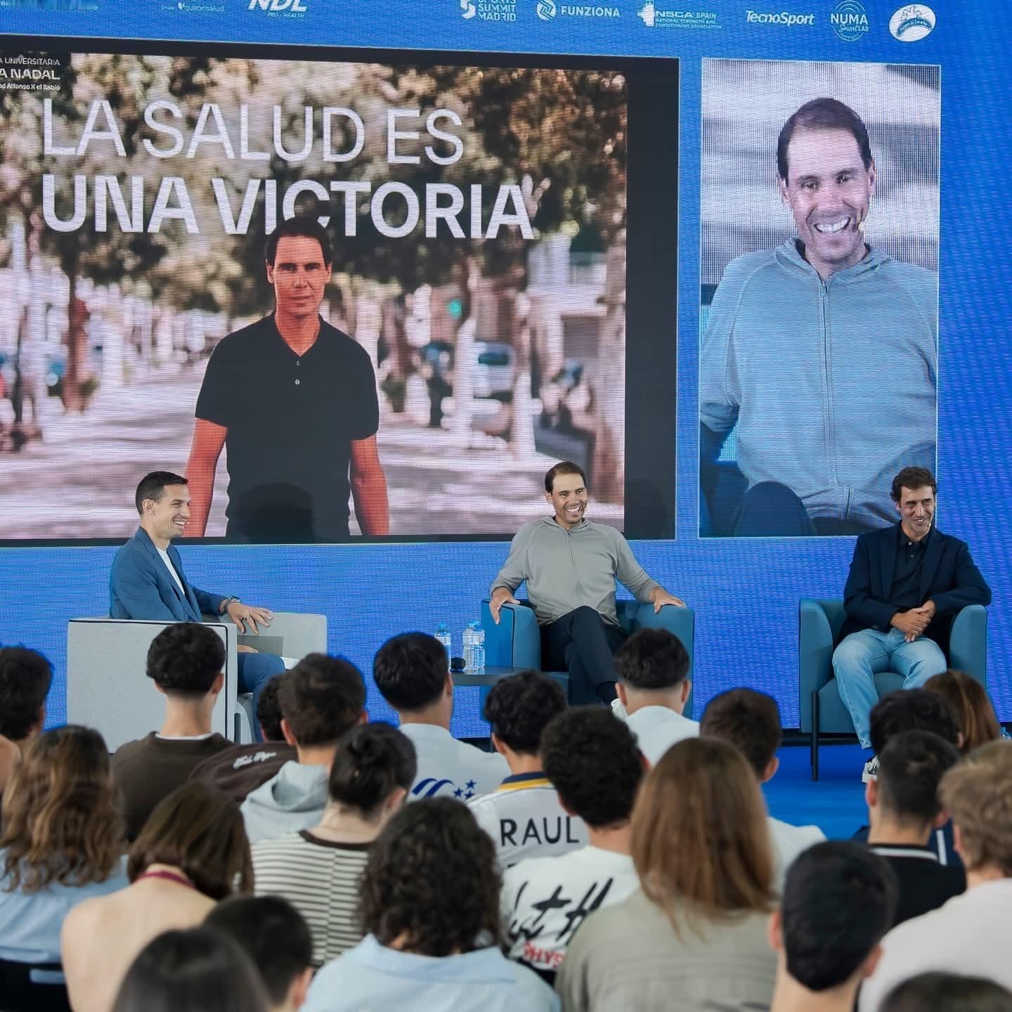 纳达尔与西班牙足坛传奇劳尔一起出席大学讲座活动，两位在退役后的身材管理都做得不错
