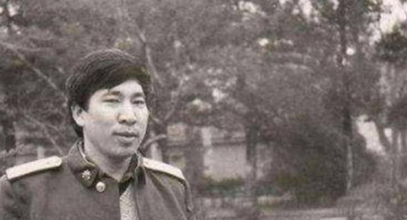 1981年冬，两立三等功的阎连科没能提干，拿着117元退伍费的战士即将登车回家，