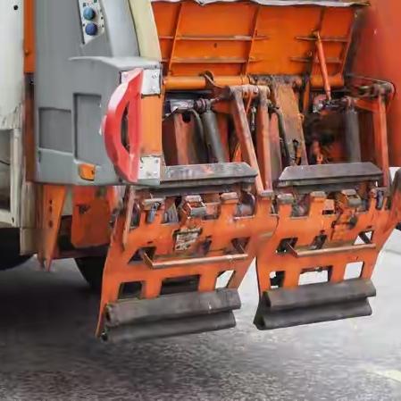 你能想象吗？英国街头竟发生如此惊悚一幕：有人躲在垃圾箱里，却被垃圾车收走碾压！