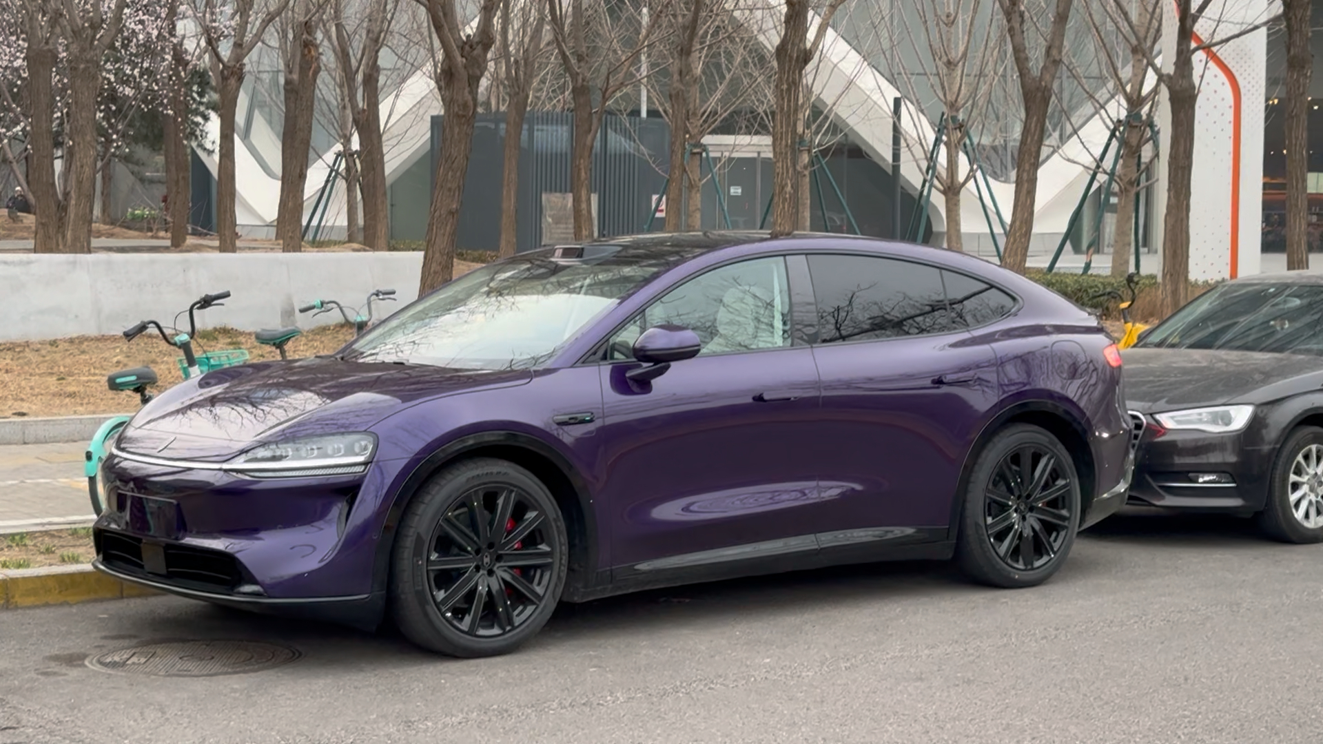 智界R7／新S7首发暗夜紫新色近日，智界R7、S7继"活力橙"后推出全新车色"暗